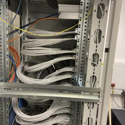 zadnji del omare, kabli speti po 24 v kite