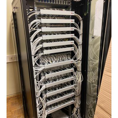 urejena komunikacijska omara z širokim stranskih delom